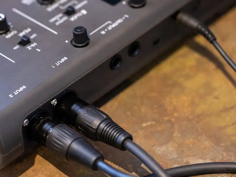 Zoom R12 MultiTrak audio connections